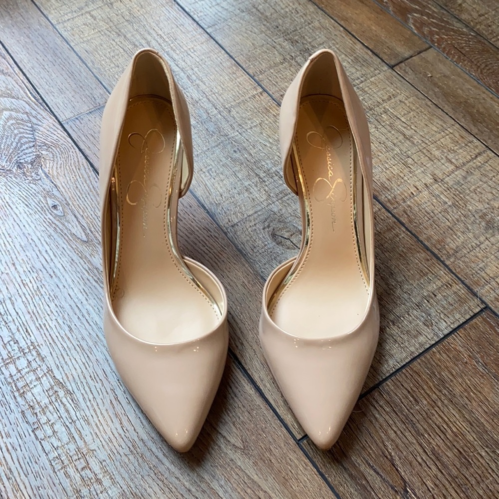 Classic nude pumps